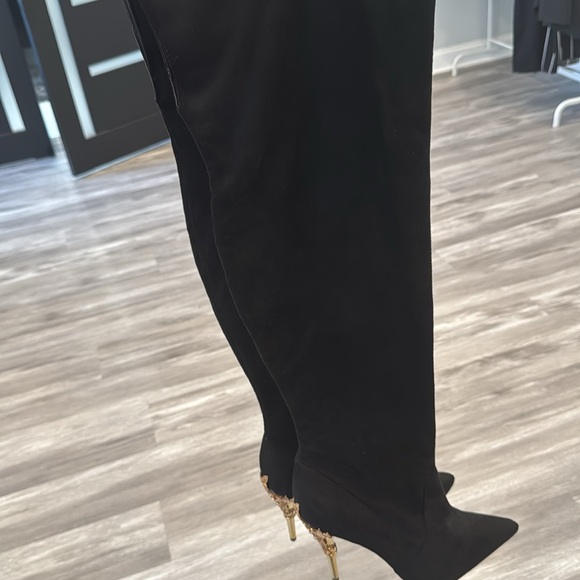 Over the knee black boots with pointed toe and gold decorative stiletto heel - Picture 5 of 8